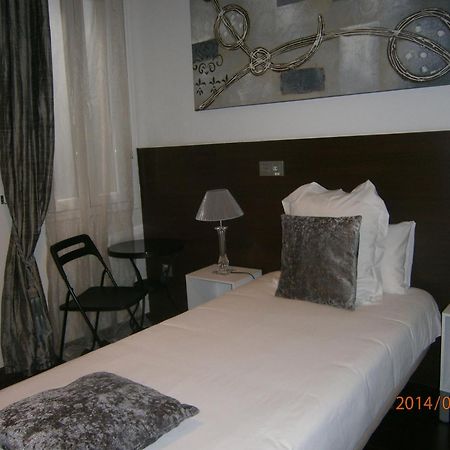 Thc Latina Hostel Madrid Værelse billede